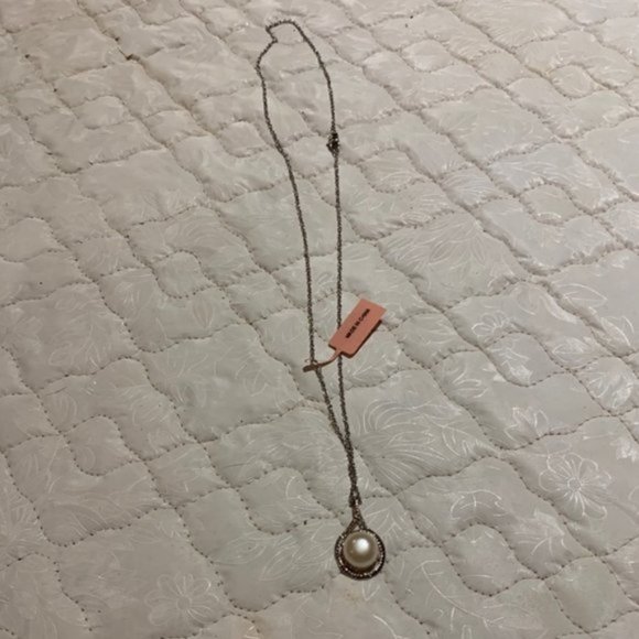 NWT white pearl-like pendant on silver tone chain - Picture 1 of 3